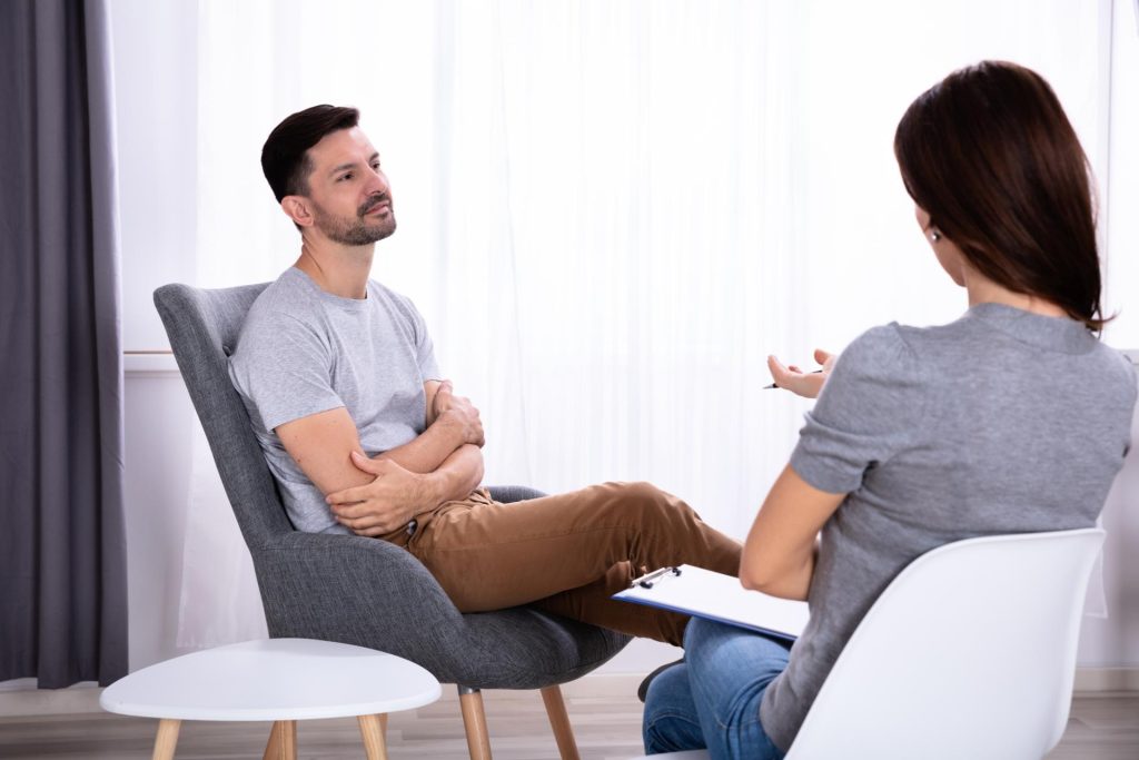 Hombre hablando con una psicóloga